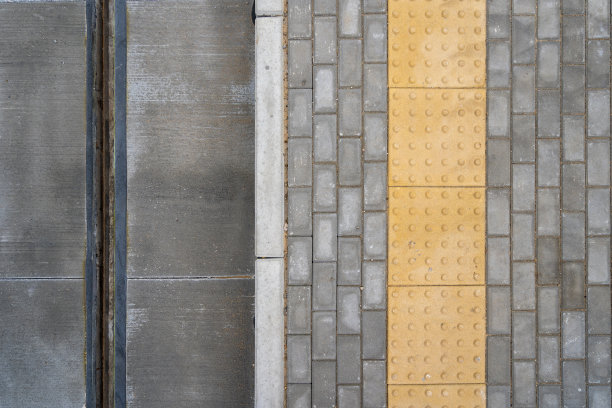 靠近站台、平敷设的铁路边界线图片下载