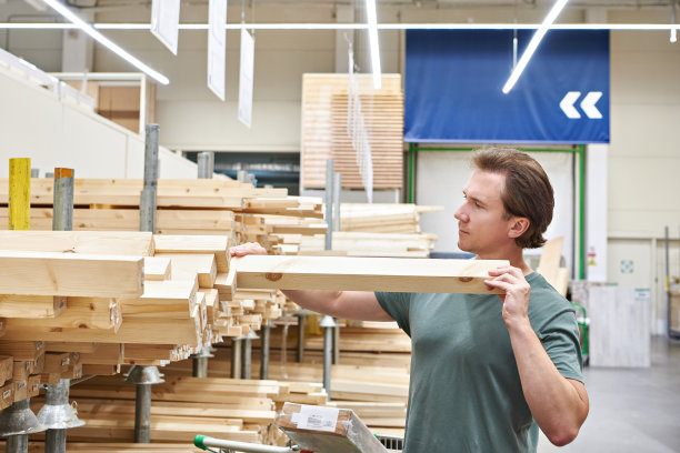 人们在商店里挑选和购买木板图片下载