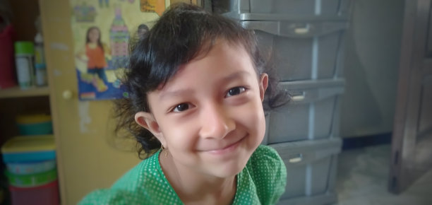 小女孩的肖像正对着镜头微笑。图片下载