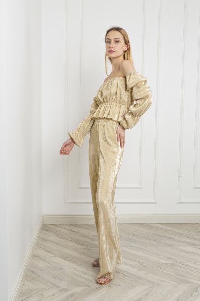 金色的年轻模特穿着秋天的概念衣服。图片下载