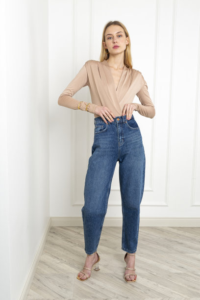 金色的年轻模特穿着秋天的概念衣服。图片下载