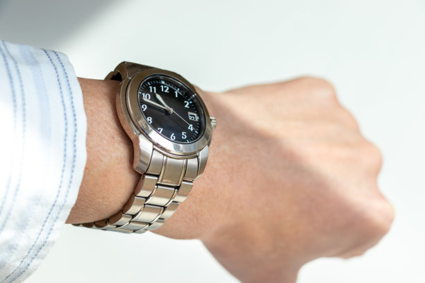 看一下手表上的时间图片下载