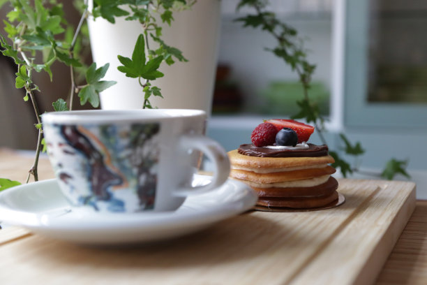 静物生活，一杯咖啡和草莓甜点，芝士蛋糕和草莓片在上面。选择性聚焦，库存照片图片下载