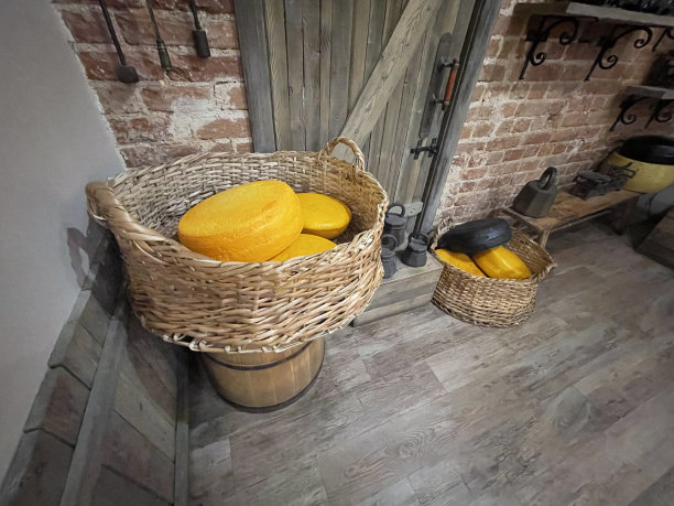 把不同种类的奶酪放在一个篮子里。不同种类的美味奶酪。瑞士，法国，意大利和荷兰奶酪的集合。乳制品。各种各样的奶酪。库存图片图片下载