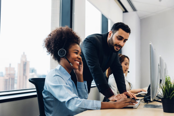 呼叫中心商务女士使用耳机图片下载