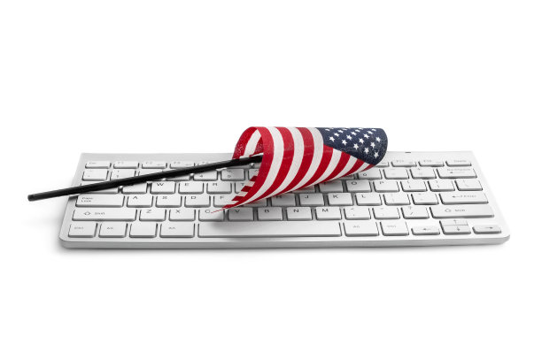 电脑键盘上的小美国国旗。隔离在白色上图片下载