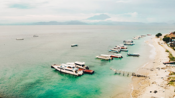 航拍的船只整齐地排在码头图片下载