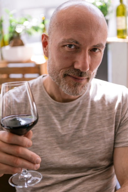 成熟的男人在室内酒吧餐厅喝酒时玩得很开心-注意面部图片下载