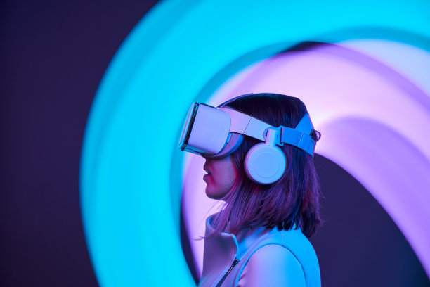 一名女子正在使用虚拟现实耳机进入虚拟世界。图片下载