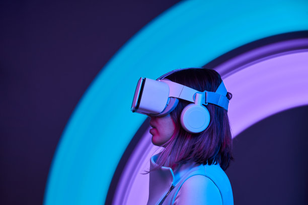 一名女子正在使用虚拟现实耳机进入虚拟世界。图片下载