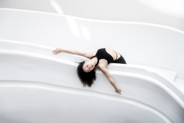 穿着黑色运动服的妇女靠在栅栏上图片下载