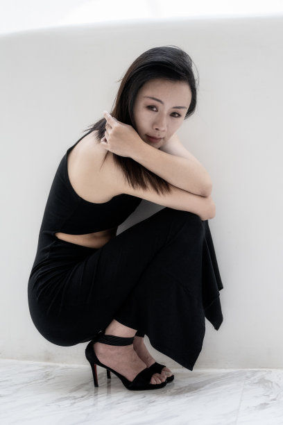 蹲在地上的女人很沮丧图片下载