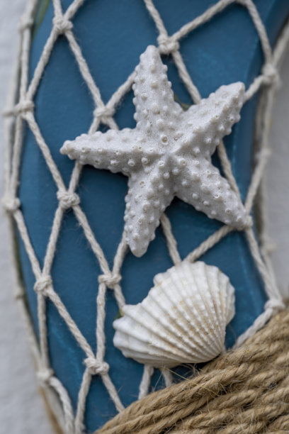 白色渔网和蓝色救生柜上的海星图片下载