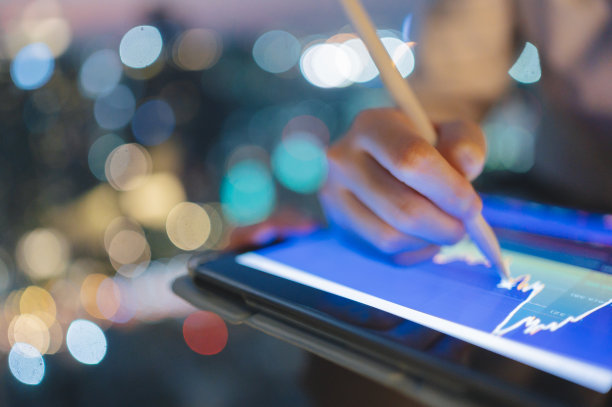 财务顾问或财务规划师提供和支持。自信的女性财务顾问在金融业务办公室使用平板电脑。图片下载