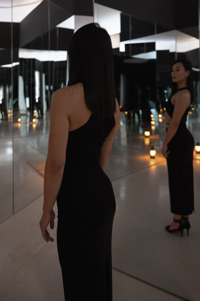 穿着黑色运动服的女人们在室内的玻璃镜子前锻炼图片下载