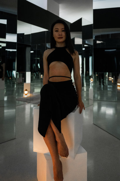 穿着黑色运动服的女人们在室内的玻璃镜子前锻炼图片下载