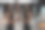 穿着黑色运动服的女人们在室内的玻璃镜子前锻炼图片下载