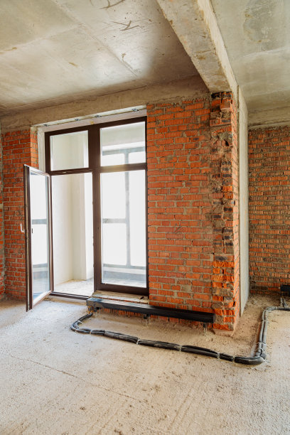公寓的维修和修复。红砖墙，水泥地板。图片下载