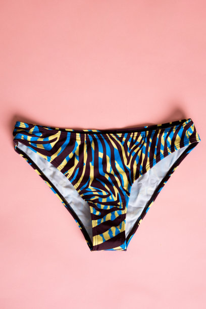 在没有人的工作室拍摄粉红色背景的近距离泳装图片下载