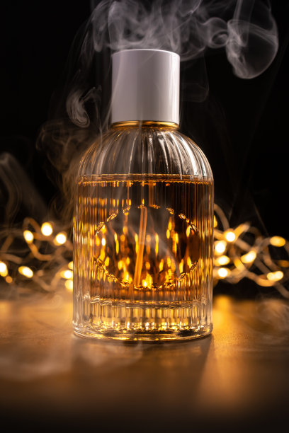 带烟的玻璃瓶香水图片下载