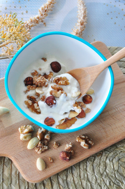 一碗混合坚果的原味酸奶图片下载