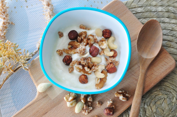 放在木板上的酸奶碗的俯视图图片下载