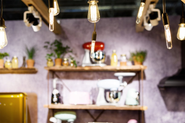 阁楼风格房间里的白炽灯泡图片下载