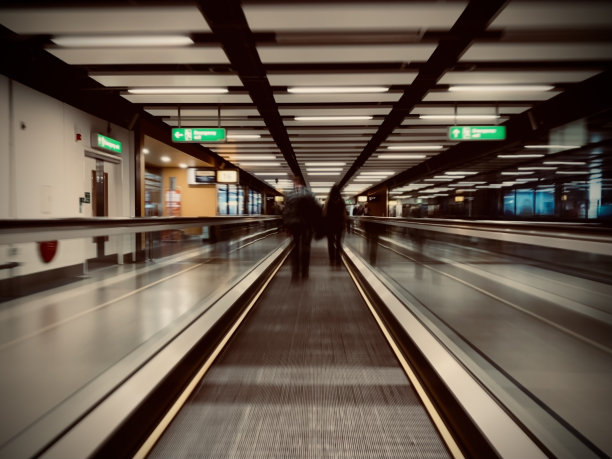 扶梯带着模糊的人在地下图片下载