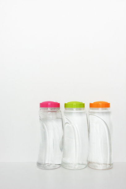 白色背景的塑料瓶饮用水，复制空间图片下载