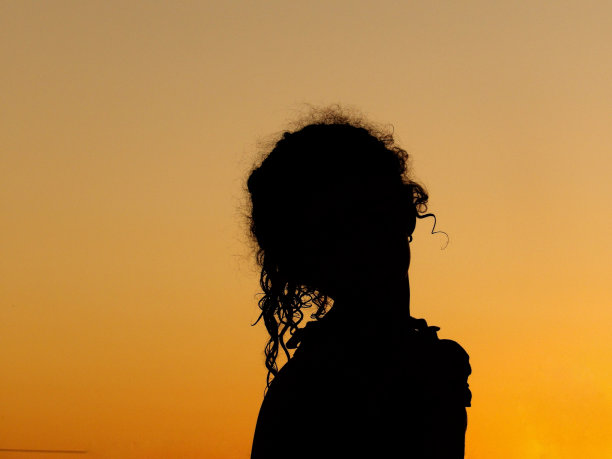 夕阳下女孩的剪影图片下载