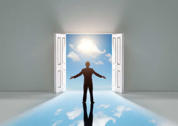 商人站在敞开的门前图片下载