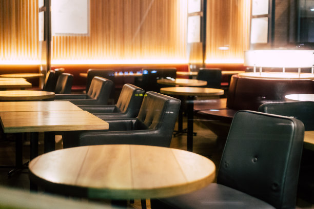 餐厅里的桌椅都空了图片下载