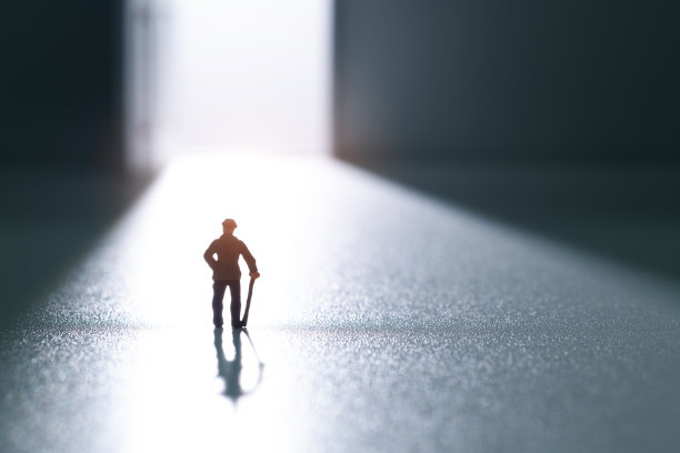 高级雕像站在敞开的门前图片下载