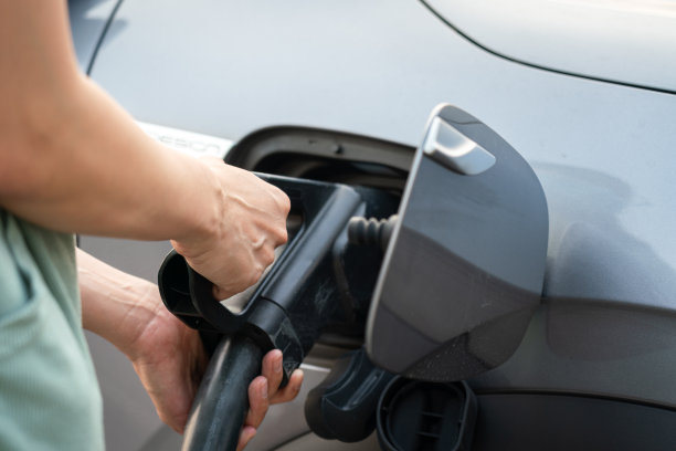 电动汽车充电。图片下载