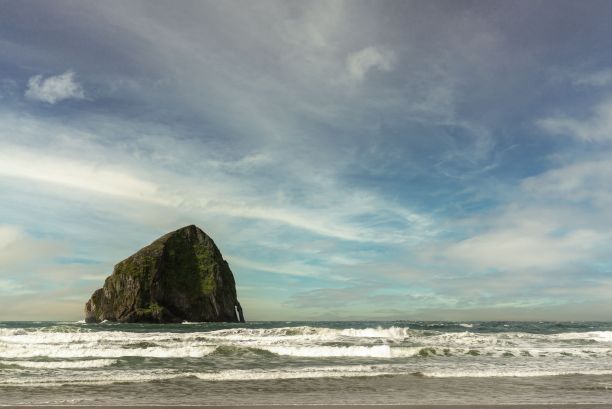 在美国俄勒冈州西莱茨湾的俄勒冈海岸，大海中巨大的苔藓岩层图片下载