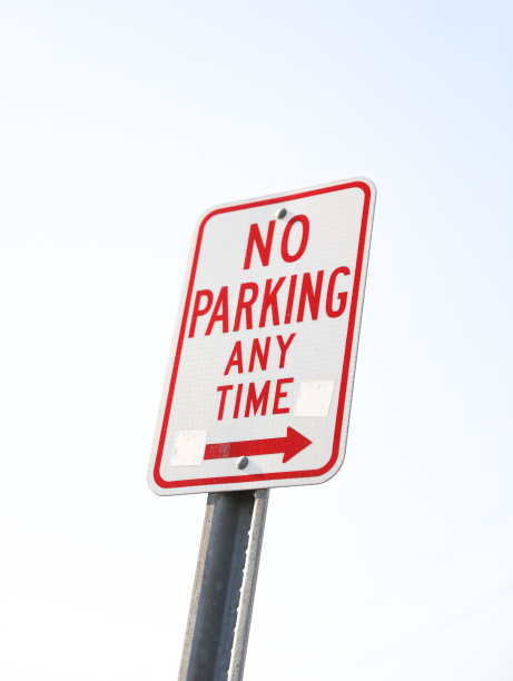 禁止停车标志象征着限制停车区域，以确保安全、通行或交通流量。他们传达的信息是，车辆不得在指定区域停车、站立或停车。图片下载