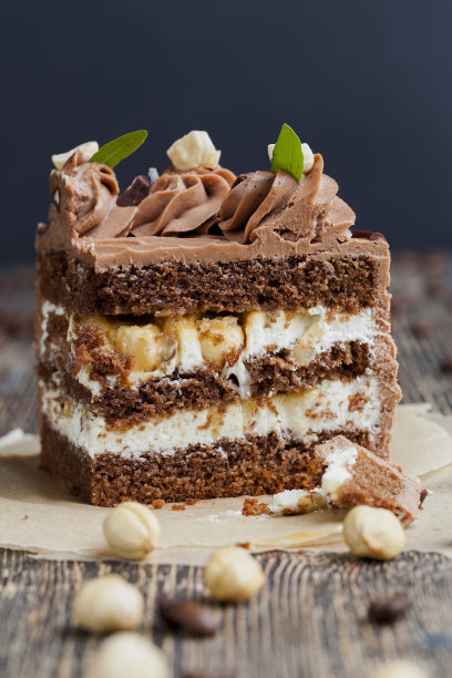 甜蛋糕配巧克力蛋糕，咸焦糖配坚果图片下载