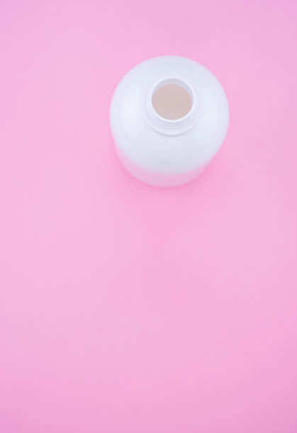 垂直拍摄的空瓶孤立在粉红色的背景图片下载