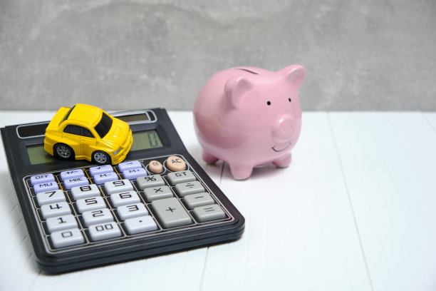 存钱罐，计算器和汽车，概念消费和积累资金的汽车。图片下载