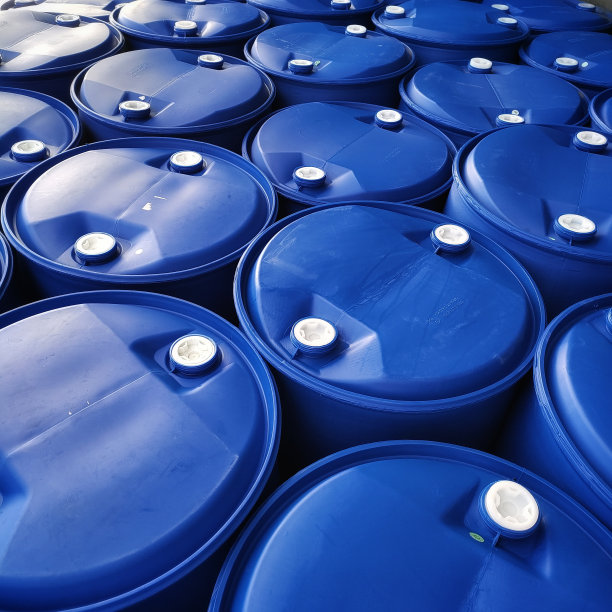 靠近顶部的蓝色鼓被放置在外面的仓库图片下载