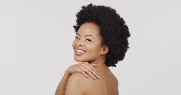 美女肖像，背面或爆炸头黑人女性与自然工作室化妆，豪华的面部化妆品和护肤发光。面部皮肤病学健康，水疗沙龙或快乐的审美女孩隔离在灰色背景上图片下载