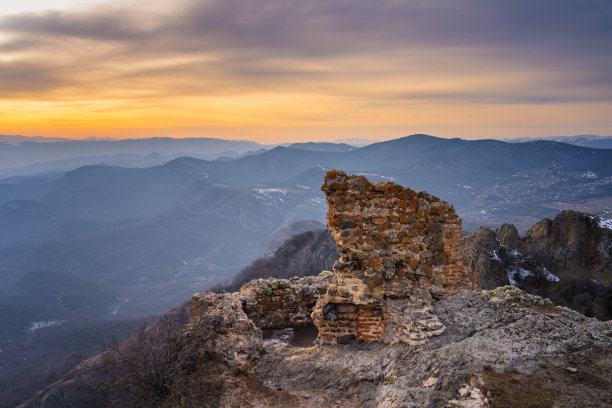 日落时分山顶上的废墟堡垒。乔治亚州图片下载