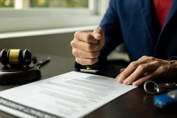 网上汽车拍卖概念的特写法官和盖章在音板文件批准图片下载