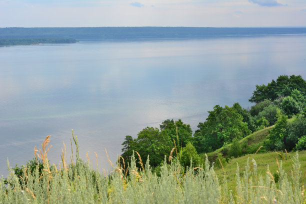 从山顶眺望湖光山色，绿树成荫，云天密布，复制空间图片下载