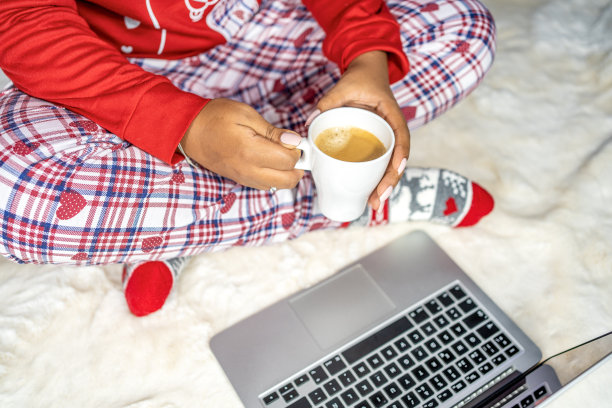 用陶瓷杯盛热咖啡图片下载