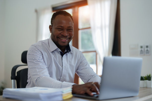 美丽的年轻少年美国非洲裔商业妇女手持电脑笔记本电脑，双手在获胜者是手势，高兴地庆祝成功的成就成功图片下载