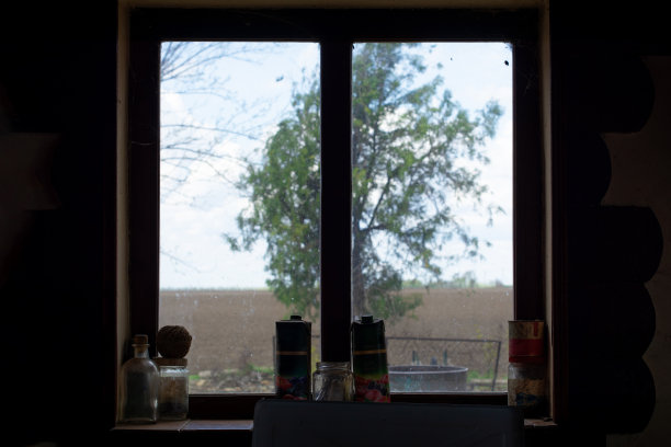 潘诺尼亚平面的窗口。盯着窗户看。图片下载