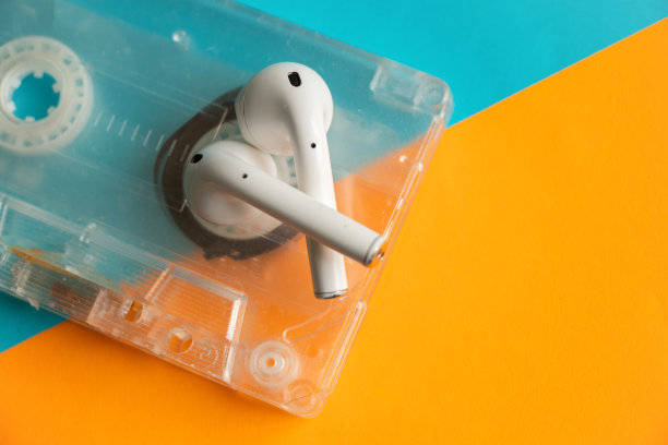 旧音乐卡带和无线耳机在一个孤立的背景特写图片下载