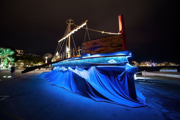 紫色的灯光照亮了带着灰色框架的衣帆，为圣诞节装饰了城市图片下载