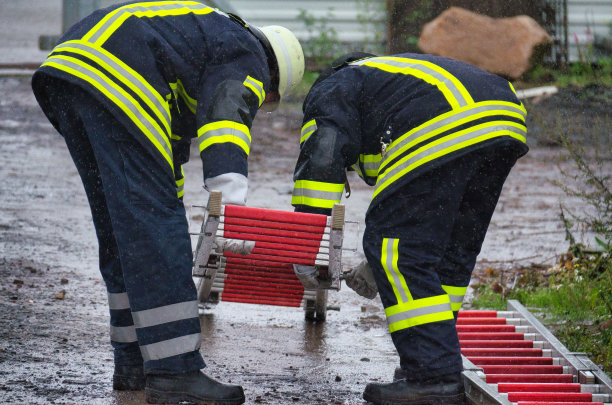 两名消防员正在连接一个可插拔的便携式铝制消防梯图片下载